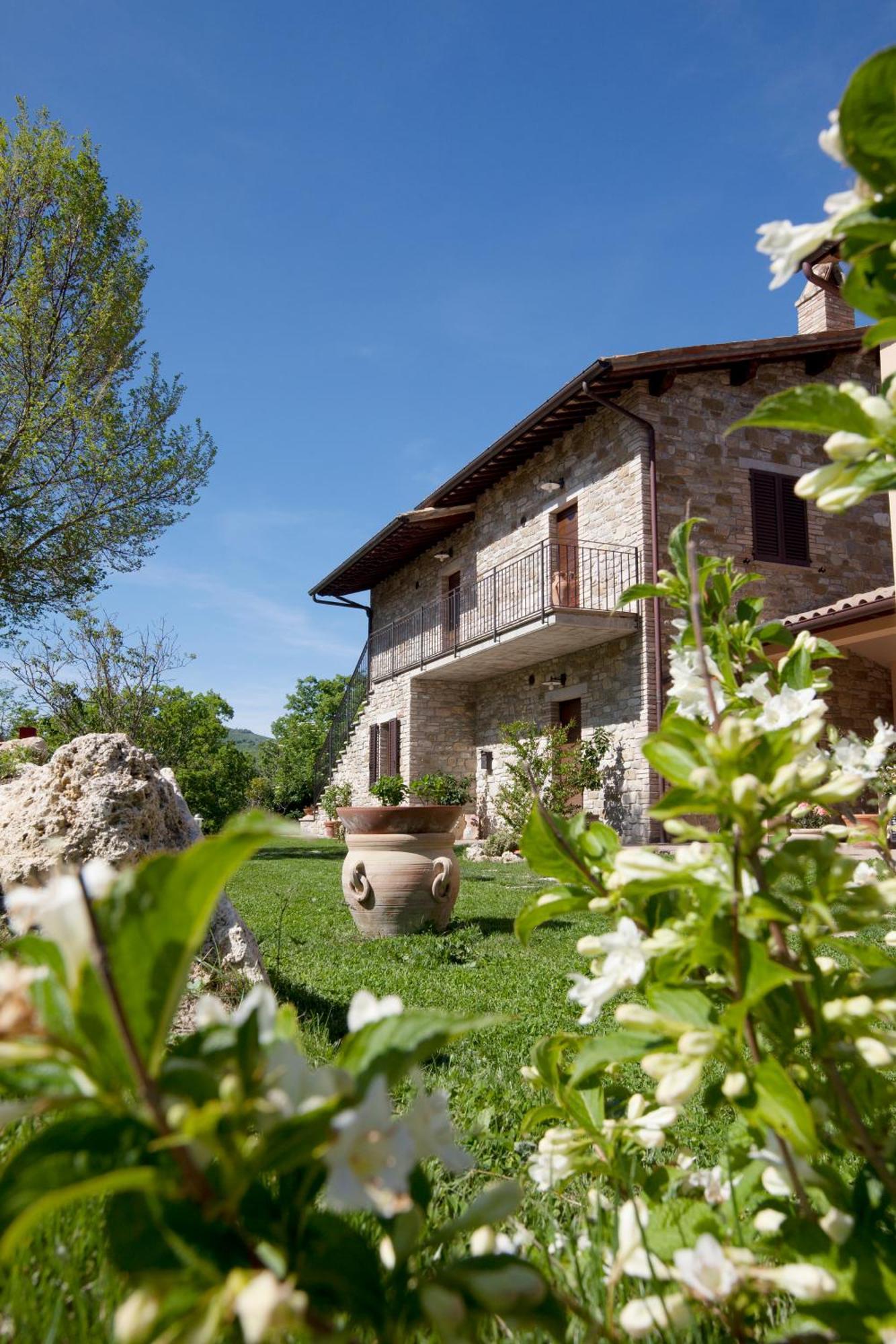 فيلا Relais Parco Del Subasio Piano Delle Pieve المظهر الخارجي الصورة